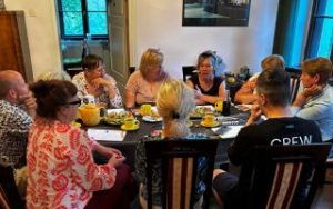 Ludzie grający w gry integracyjne