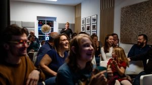 Ludzie śmiejący się podczas wydarzenia komediowego z wykorzystaniem improwizacji teatralnej