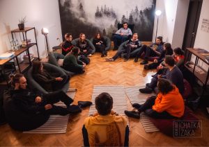 Uczestnicy warsztatów ze storytellingu siedzący w kręgu