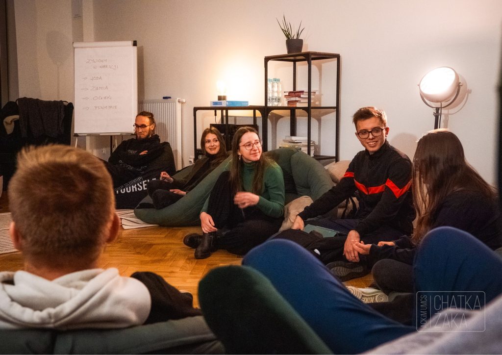 Ludzie dzielący się historiami podczas warsztatów ze storytellingu