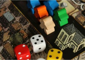 Pracownicy grający w gry planszowe